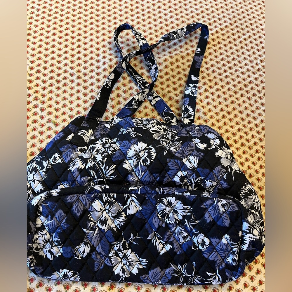 ⭐️ HOST PICK! ⭐️ Vera Bradley Triple Compartment Shoulder Bag in Frosted Floral